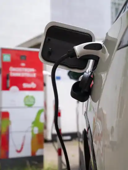 Der kräftige E-Antrieb des MG HS Plug-in ist super, die Kapazität seiner Batterie ebenfalls. Was aber zum Stimmungstöter wird: Strom lässt sich nur sich nur per Typ-2-Stecker an der AC-Säule oder Wallbox nachladen, die maximale Leistung beträgt dabei bestürzend lahme 6,6 kW.