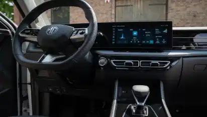 So kann man das ohne Frage machen: Das Bedienkonzept des MG HS folgt dem Ansatz solcher Marktgrößen wie BMW, Hyundai oder KIa. Auch die setzen im Cockpit auf zwei Monitore, die sich zu einer breitwandigen Einheit fügen.