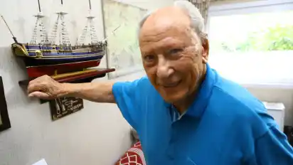 Wolfgang Wendt präsentiert eines seiner Hobbys, die den Ruhestand des 90-jährigen Varrelers füllen.