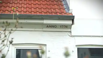 An der Fassade zeigt sich die Aufschrift Anno 1774.