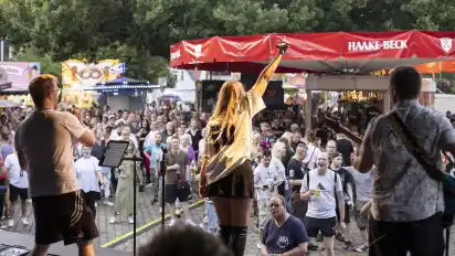 Die Prime-Liveband auf der Bühne am Marktplatz ist einer der vielen Bands beim Stadtfest.