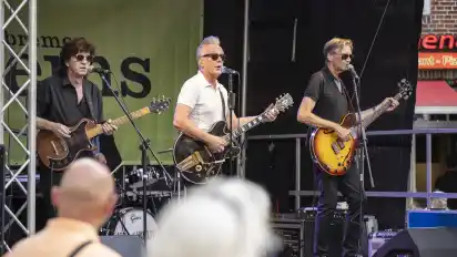 Larry and the Handjive sind die Headliner auf der Bühne am Kirchplatz.