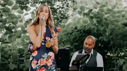 Antje Jüttner alias Miss Anni aus Stuhr-Varrel ist Hochzeitssängerin.