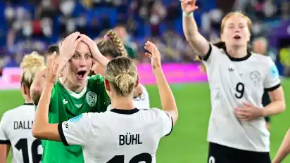 Sie war eine Heldin des EM-Viertelfinals: Torhüterin Ann-Katrin Berger (2.v.l.), die starke Paraden zeigte und selbst einen Elfmeter verwandelte.