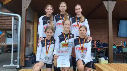 Borgfelds U14-Faustballerinnen haben sich dank einer Silbermedaille bei den Norddeutschen Meisterschaften für die Deutschen Meisterschaften qualifiziert.