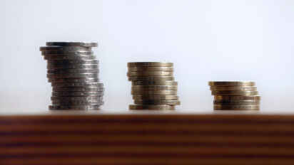 Einige Filialbanken in der Region verlangen inzwischen hohe Gebühren, um dort Münz- und anderes Bargeld auf das eigene Konto einzuzahlen. 7,50 Euro werden bei der Sparda-Bank bereits ab der ersten Münze fällig.