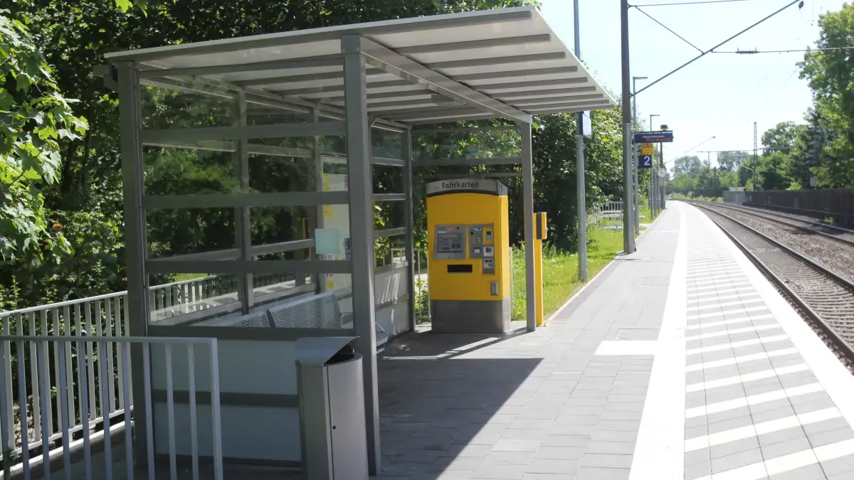Bremen: Mann sitzt am Gleis - Bahnmitarbeiter reagiert rechtzeitig