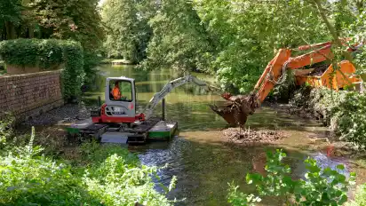 Anfang August wurde ein Schwimmbagger zur Entschlammung der Graft auf Höhe der Burginsel eingesetzt.