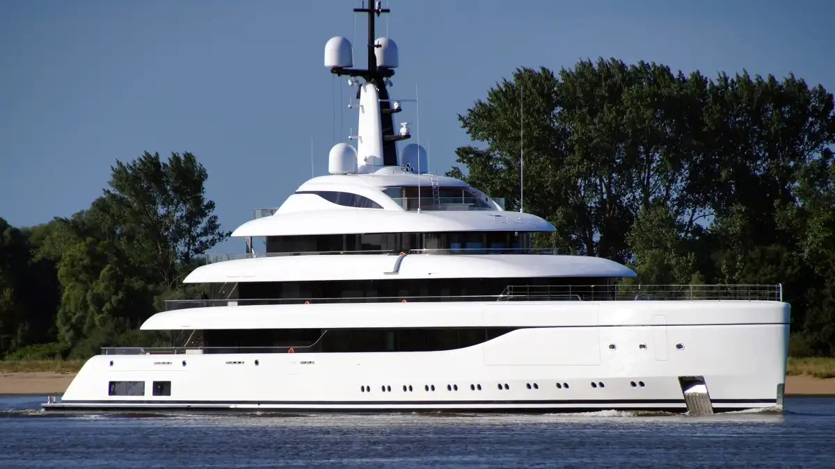 Lemwerder: Luxusyacht Ace 21 beginnt Testfahrt auf der Weser