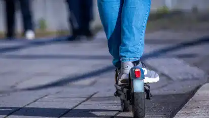 Bei einer Kollision zweier E-Scooter ist in Delmenhorst eine 20-Jährige verletzt worden (Symbolbild).