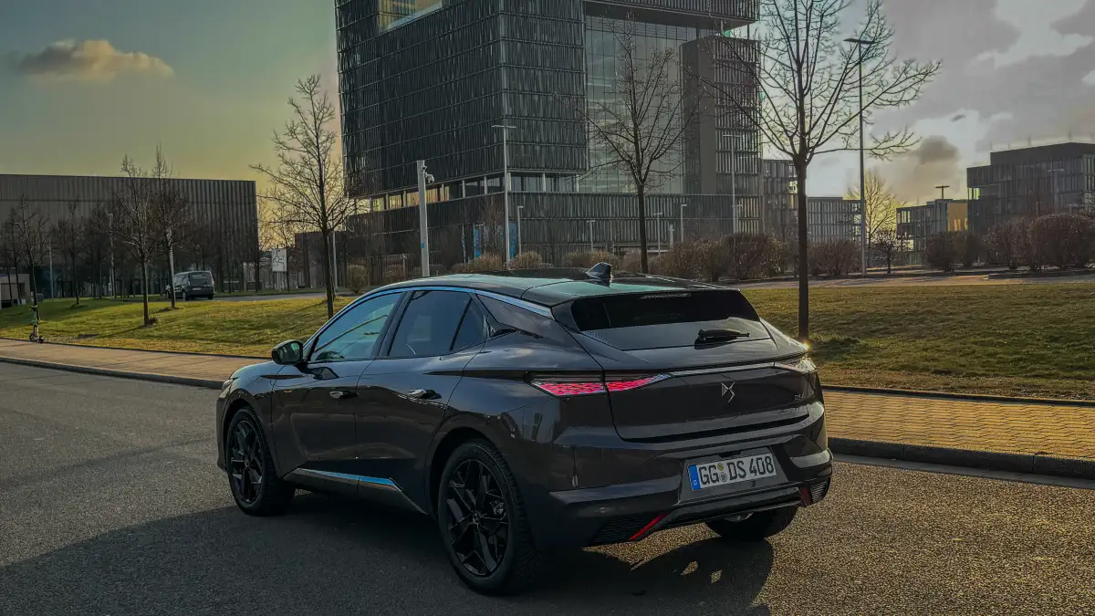 DS-4-Hybrid-Stilvolles-Fahren-mit-franz-sischem-Flair
