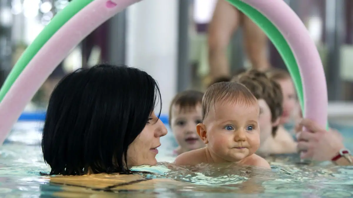 Babyschwimmen: Gut für die Gesundheit, aber Vorsicht beim Untertauchen – Was Eltern wissen müssen