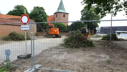 Der Henry-Wetjen-Platz ist zur Zeit eine Baustelle, weshalb dort nicht geparkt werden kann.
