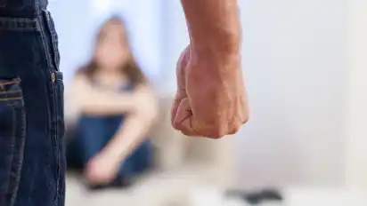 Urteil: Ein Mann, der seine Frau schwer misshandelt hat und nicht erwerbstätig war, hat bei der Scheidung keinen Anspruch auf Durchführung des Versorgungsausgleichs.