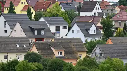Werden nicht vollständig abbezahlte Immobilien innerhalb der Spekulationsfrist übertragen, oder müssen etwa Geschwister ausgezahlt werden, kann es sich lohnen, einen Steuerexperten zurate zu ziehen.