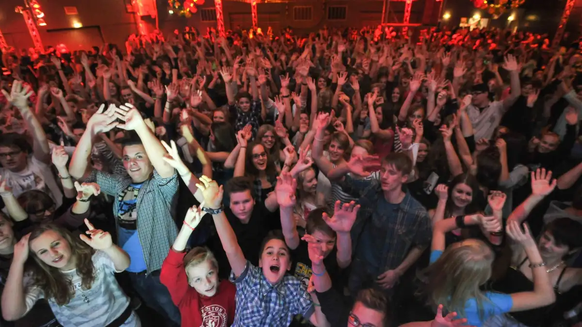 Tanzen ohne Promille? Ein neuer Trend aus Berlin zeigt, dass gute Stimmung auch ohne Alkohol möglich ist. Was steckt hinter den "Sober Partys"?