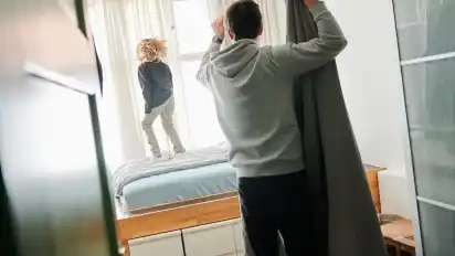 Gelassen bleiben und Fehler verzeihen: Wächst ein Kind mit ADHS auf, sollten Eltern lernen, dem Kind mit Verständnis zu begegnen und sich selbst zu vergeben, wenn sie im Alltag mal falsch reagieren.