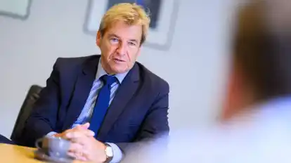 Niedersachsenmetall-Chef Schmidt warnt, dass die Sozialabgaben bis 2030 auf 50 Prozent steigen könnten – mit Folgen für Arbeitnehmer und Unternehmen.