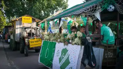 Beim großen Festumzug treffen sich die Anwohner auf den Straßen. Jung und Alt feiern gemeinsam, pflegen ihre Freundschaften und knüpfen neue Bekanntschaften.