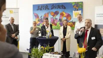 Dirk Dieling (Standortleiter; von links), Kirsten Dallmann (Bildungsstätte Bredbeck), Ulrich Renken (Martinshof), Jenny Habelmann (Martinshof), Lars Peters (PG Germany GmbH; Werk Lilienthal), Jonny Beard (T&A Systeme GmbH) feiern das 20-jährige Bestehen des Martinshofs in Osterholz-Scharmbeck.