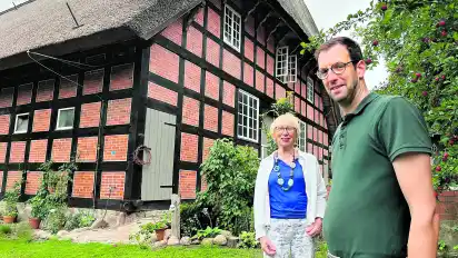 Vor dem Tabkenhof in Dötlingen: Gerti Essing und Fabian Ebelt.