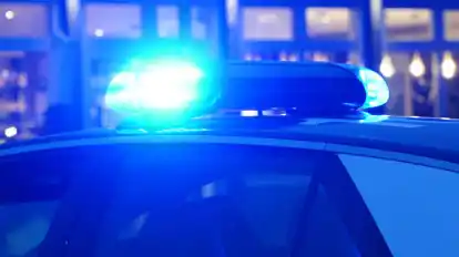In Bremen-Woltmershausen kam es am Dienstagabend um 21 Uhr zu einem Verkehrsunfall mit einem gestohlenen Motorrad. Die Polizei ermittelt.