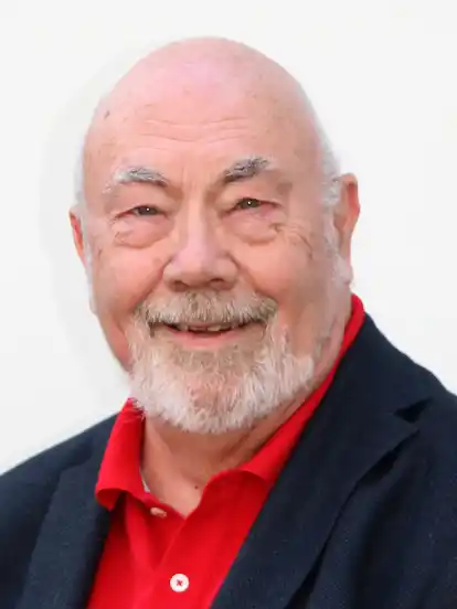 Der Vorsitzende der Stadtratsgruppe von Delmenhorster Liste und Die Linke, Hartmut Rosch, freut sich, dass für die Förderschule ”Geistige Entwicklung” endlich das Bebauungsplanverfahren in Gang kommt.