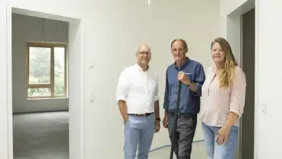 Jetzt gehts los: Die Stiftungsvertreter Ralf Demuth (links) und Karsten Kahlert mit Bereichsleiterin Birgit Hashagen in einer Pflegewohnung des neuen Versorgungszentrums am Niels-Stensen-Haus.