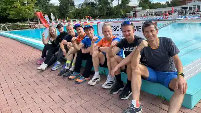 Die Tri-Wölfe, hier mit Jenny Baden (von links), Dennis Metzing, Louis Laude, Malte Schwarting, Stefan Bublitz, Stefan Mäde, Mathis-Fynn Dunker und Oliver Sebrantke, überzeugten in Bokeloh.
