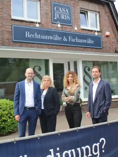 Tobias K. Eicke, Tanja Wäcken, Rechtsanwaltsfachangestellte Sorina Istrate und Max Matveev (von links) möchten ihren Kunden helfen, ihr gutes Recht durchzusetzen.