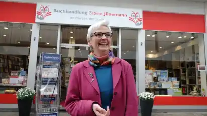Sabine Jünemann möchte in ihrer Buchhandlung in die literarische Welt der Fälscher und Diebe eintauchen.