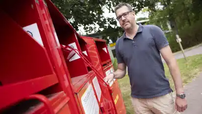 Der DLRG-Ortsgruppenvorsitzender überprüft regelmäßig die Altkleider-Container auf dem Gelände.