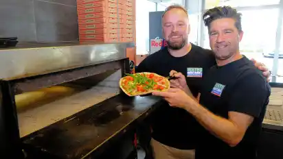 Matthias und Johannes Demir im Bistro Johannes: Ihr Hauptgeschäft ist die Pizza in verschiedenen Varianten.