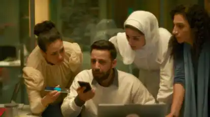 Szene aus dem Film - die Schauspieler verkörpern Hilfskräfte des Roten Halbmonds.