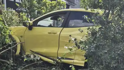 Um das Auto zu bergen, musste die Feuerwehr ausrücken.