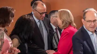 Bei der Kabinettssitzung am Mittwoch begrüßten sich Bundeskanzler Friedrich Merz (CDU) und Arbeitsministerin Bärbel Bas (SPD) wieder recht freundlich.
