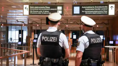 Sicherheitskräfte am Bremer Flughafen haben im Gepäck eines 56-Jährigen eine scharfe Schusswaffe gefunden.