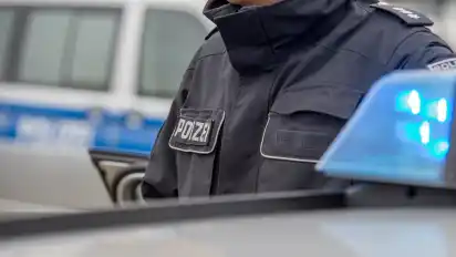 Die Polizei sucht im Rahmen eines Einbruchs nach Zeugen. (Symbolbild)