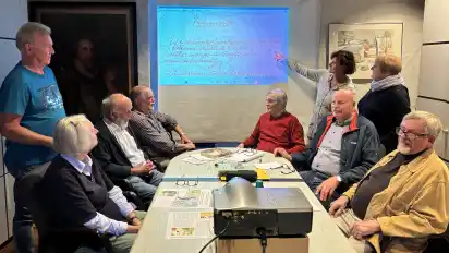 Einmal im Monat trifft sich das Team der Geschichtswerkstatt Burg zu Hagen. 13 Personen gehören zur Gruppe. Auf dem Foto sind zu sehen (von links): Helga Zander, Enno Winkler (stehend), Hartmut Knobloch, Heino Hünken, Hansdieter Kurth, Jeanette Wolfermann, Jonni Käsehage, Karin Tausendfreund und Herbert Peschel. Es fehlen Arno Ruhlandt, Hartmut Schnaars, Hans-Dieter Lüerssen und Hans Strebe.
