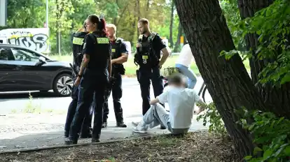 Polizisten stehen an der Unfallstelle.