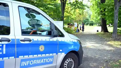 Ein Einsatzfahrzeug der Polizei steht an der Unfallstelle.