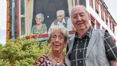 Keineswegs zum Verwechseln ähnlich: Hannelore und Karl-Heinz Sengstakevor dem ”Oma und Opa”-Wandbild am Rembertikreisel.