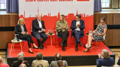 Jana Faus (rechts) moderierte die Diskussion mit Jutta Günther, Kurt Zech, Iris Hinze und Mustafa Güngör (von links).
