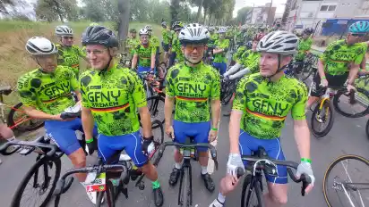 Die Fahrer des RV Urania Delmenhorst waren beim "GFNY" in Bremen an ihren blauen Hosen gut zu erkennen.