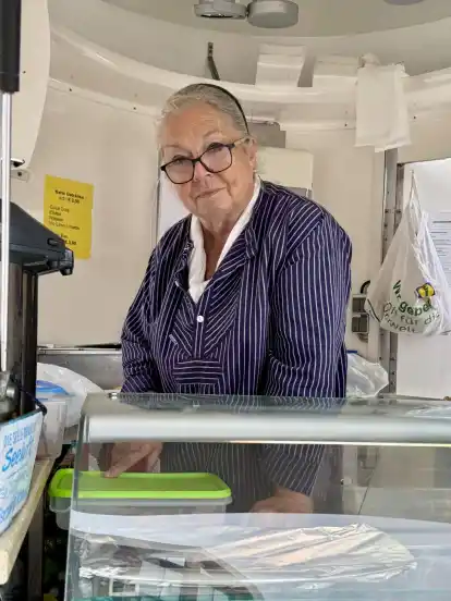 Ingrid Gottschalk verkauft seit 2018 Fischbrötchen, vor allem auch an Einheimische.