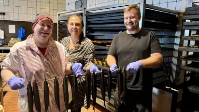 In der Fischräucherei Franke wird Fisch noch geräuchert wie vor 100 Jahren. Im Bild von links: Alexandra Pfeifer, Dunja Franke und Marco Jürgens.