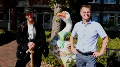 Besonderen Besuch hat Erster Gemeinderat Matthias Meyer am Dienstag im Rathaus empfangen: Wandergeselle Phillip Bergmann überbrachte seinen traditionellen Gruß und berichtete von seiner Walz.