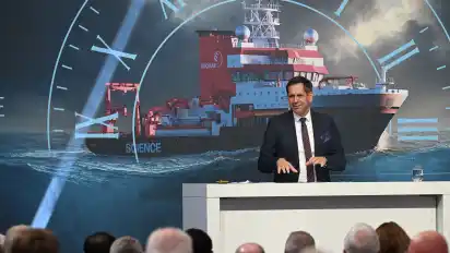 Niedersachsens Ministerpräsident Olaf Lies spricht beim Jubiläumsempfang.