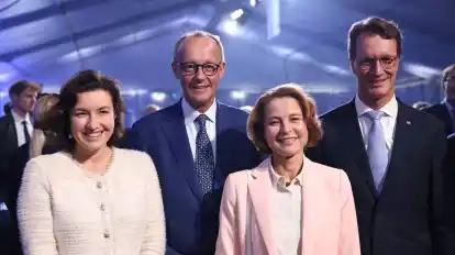 Bundeskanzler Friedrich Merz und NRW-Ministerpräsident Hendrik Wüst haben den Supercomputer „Jupiter“ in Jülich in Betrieb genommen.