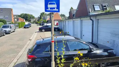 Die Autos stehen vor den Garagen und ragen auf den Fußweg. Nicht in Ordnung, sagt die Gemeinde Lilienthal.